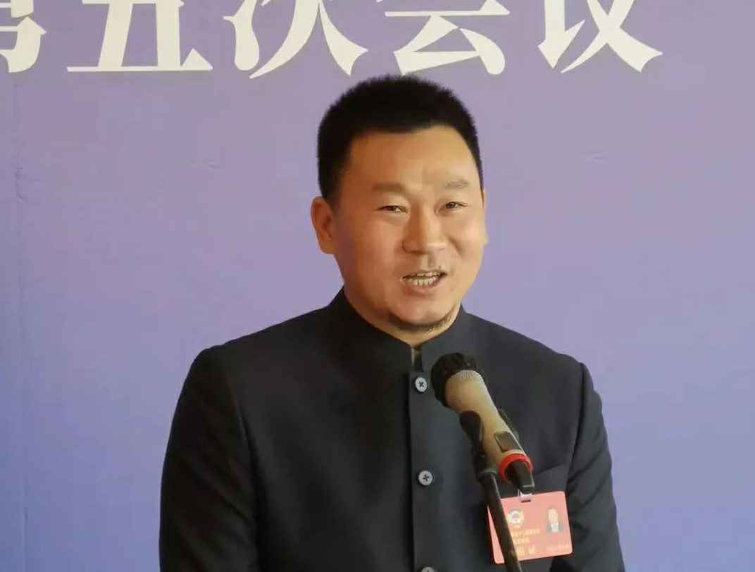 为进一步展示市政协团结、民主、开放、自信的形象，向市民和网友展示政协委员的履职风采，中山市政协十二届五次会议在2月4日上午开幕前开设“委员通道”，市政协委员、KY开元-KY开元(中国)公司总经理陈朝阳走进“委员通道”，回应社会关切的问题。他就如何做好城市应急管理规划的问题进行发言，并回答记者提问。.jpg